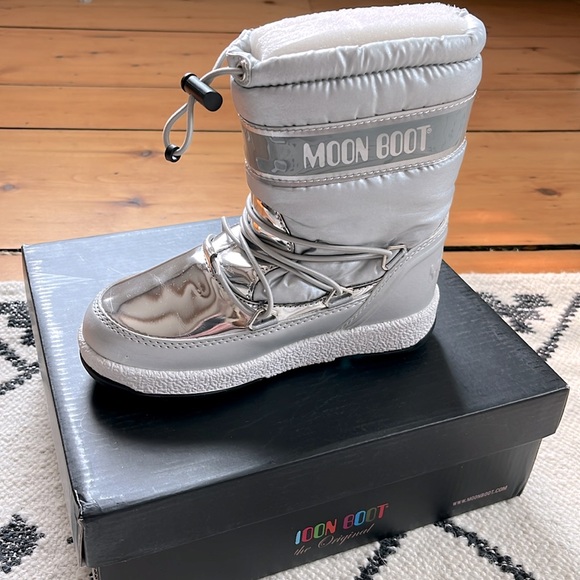 Moon Boot Original Jr. Girls’ Soft WP Metallic Silver Waterproof Snowboots - Picture 8 of 13